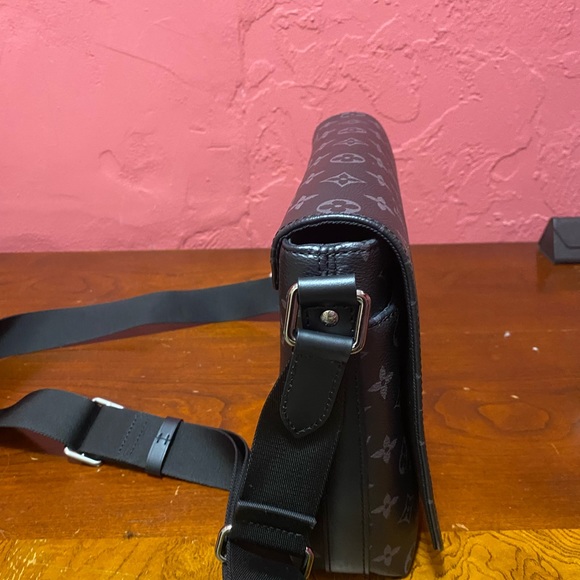 LOUIS VUITTON MESSENGER BAG - Picture 11 of 14